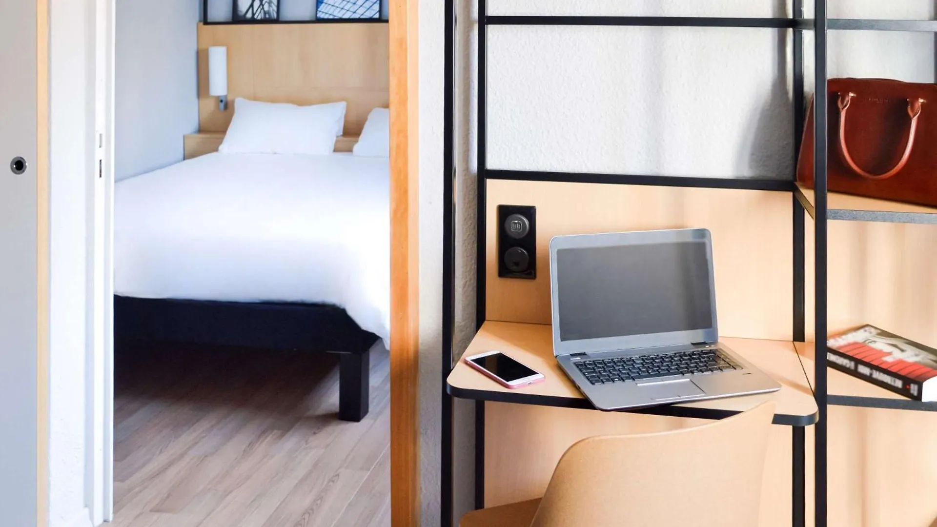 Ibis Tour Eiffel Cambronne 15eme Otel 3*